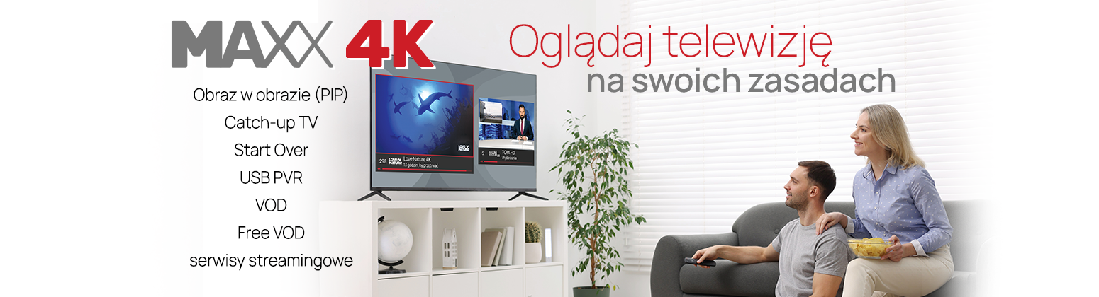 Telewizja MAXX 4K od TOYA – oglądaj na swoich zasadach. Funkcje: Obraz w obrazie PIP, Catch-up TV, Start Over, VOD i serwisy streamingowe. Para na kanapie oglądająca nowoczesny telewizor.